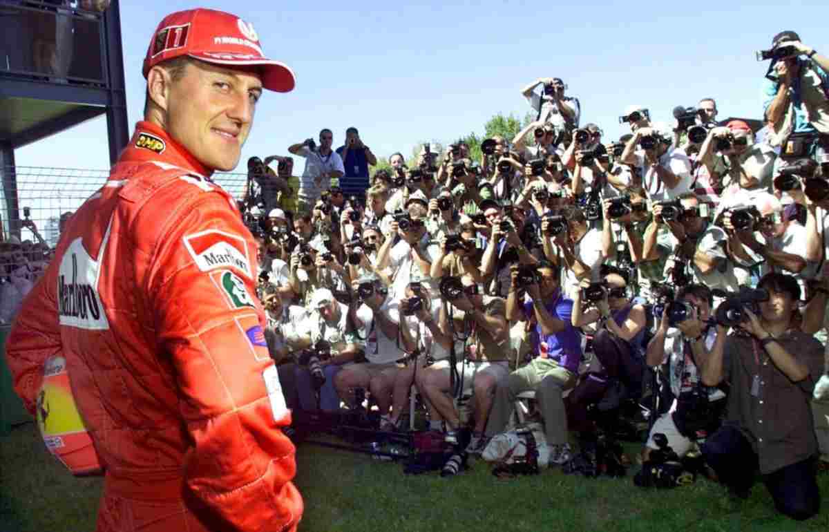Michael Schumacher in divisa Ferrari davanti ad una folla di fotografi