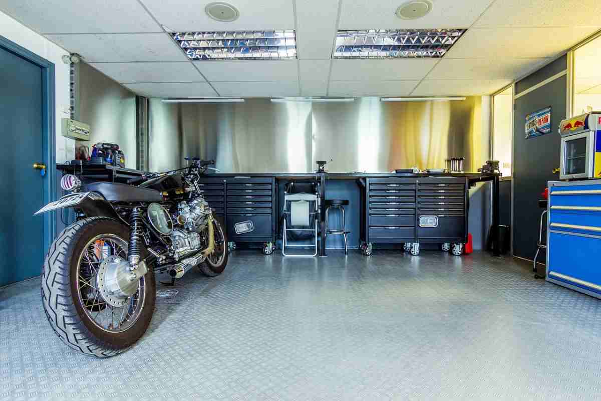 Una moto in un garage