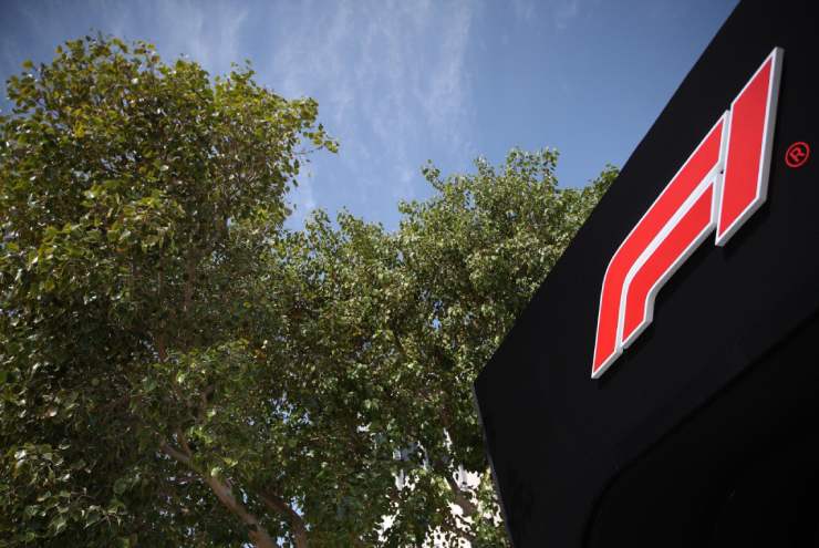 Logo F1 nel paddock