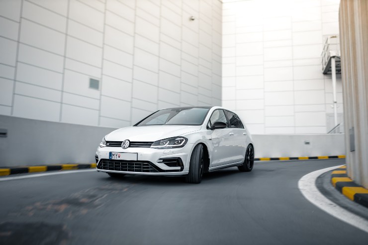 Volkswagen Golf bianca mentre percorre una curva