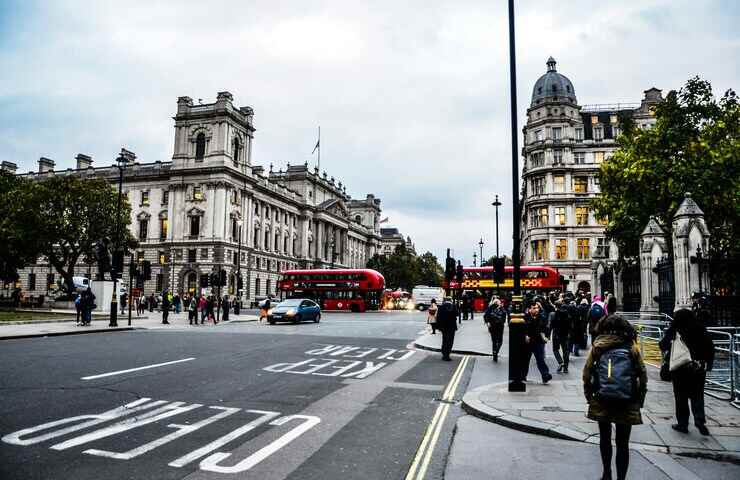 Strada di Londra con persone e autobus