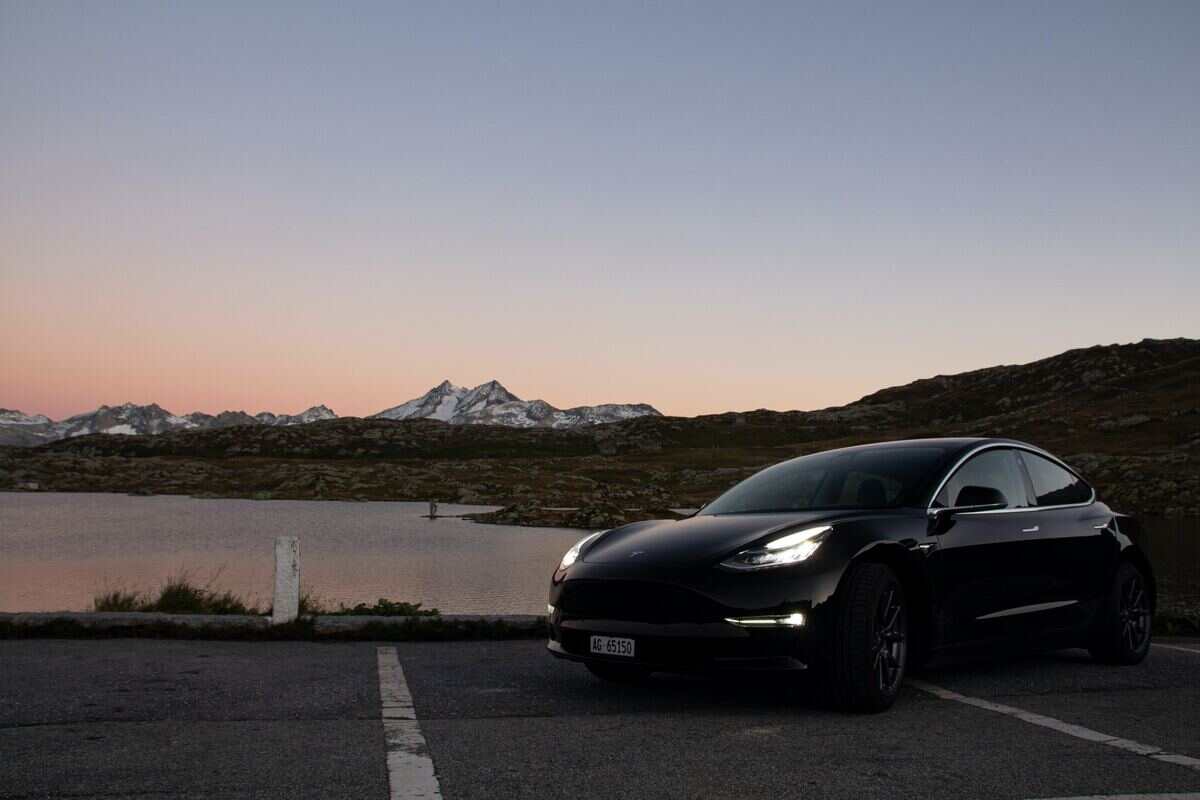 tesla nera con paesaggio di montagna