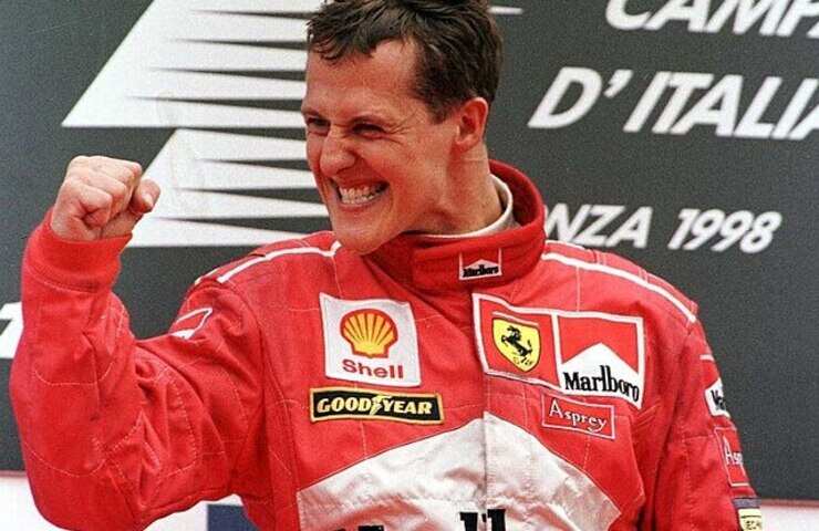 Michael Schumacher esulta per la vittoria con la Ferrari