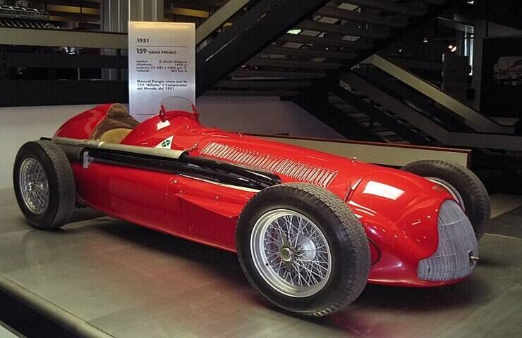 auto alfa romeo anni '50 esposta in un museo