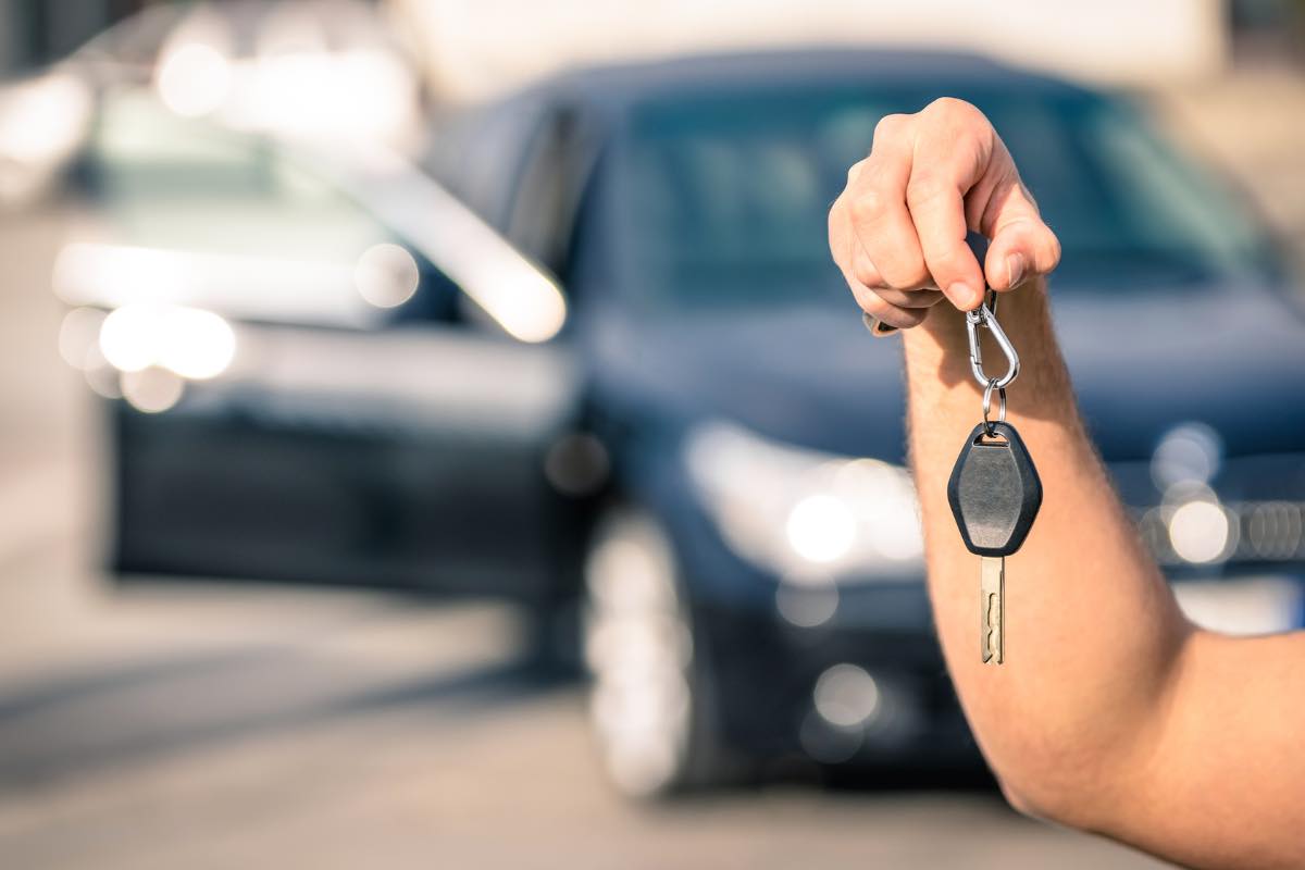 Un uomo consegna le chiavi dell'auto