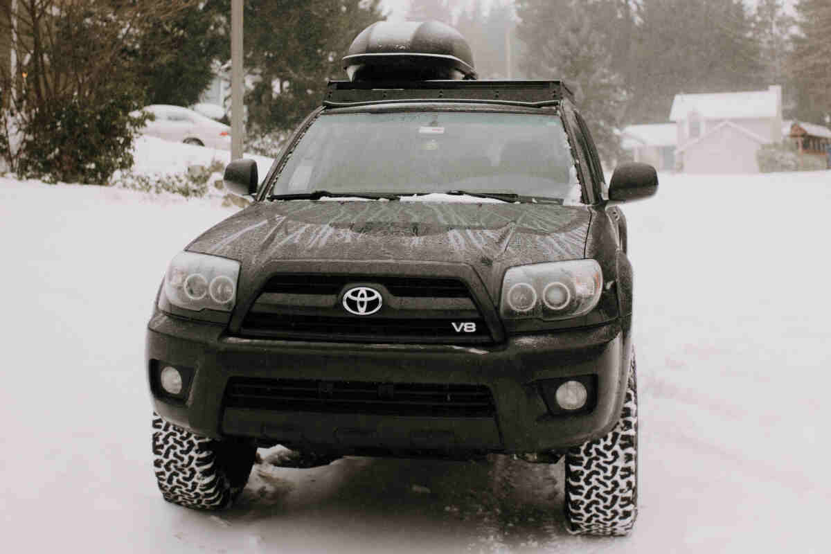 Un auto nella neve