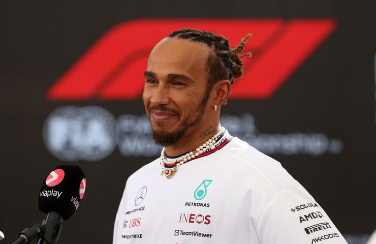 Lewis Hamilton sorride alla stampa