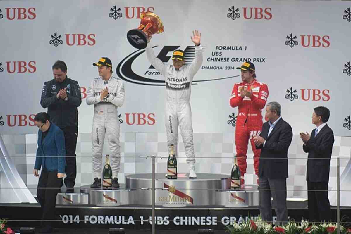 Lewis Hamilton alza il trofeo sul gradino più alto del podio