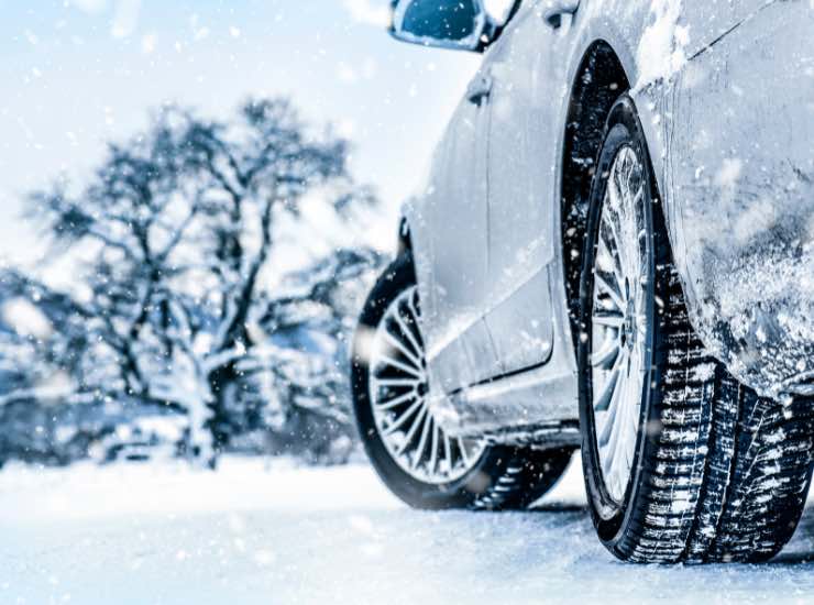 Un particolare di un'auto sulla neve