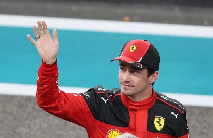 Charles Leclerc saluta i fan