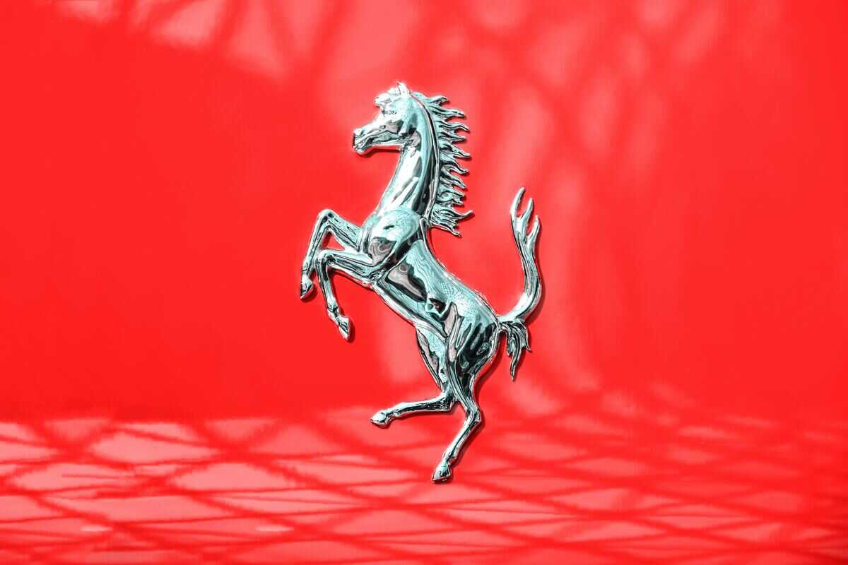 logo Ferrari su sfondo rosso