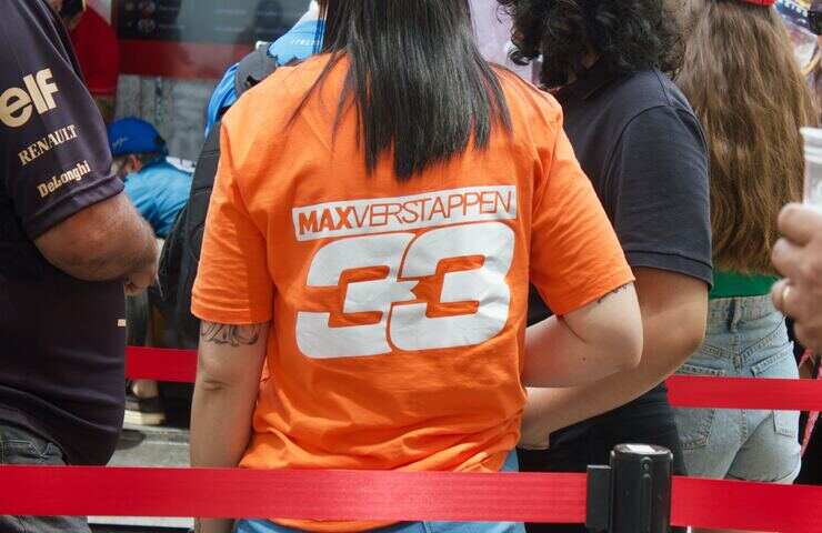 Maglietta con numero 33 e scritta Max Verstappen