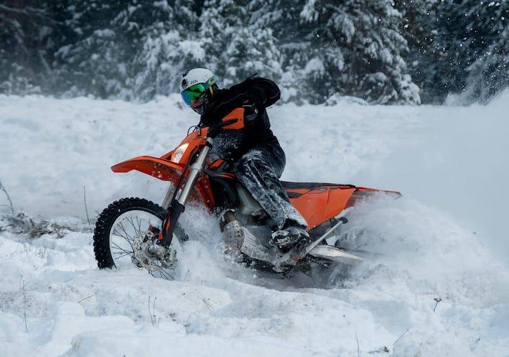 Moto su strada innevata