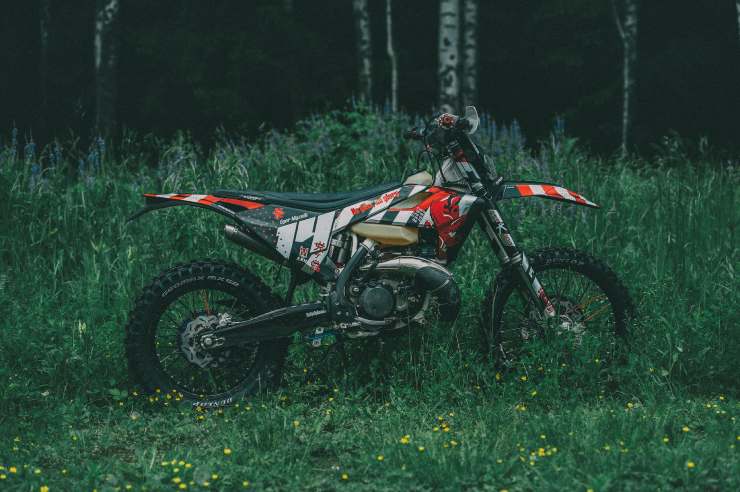 Moto da Enduro ferma in un prato