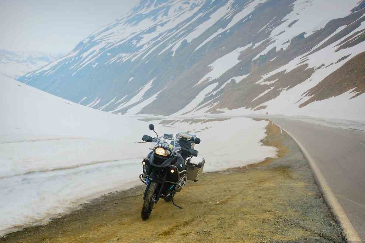 Moto su strada innevata