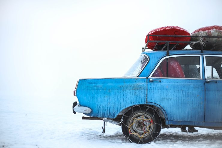 Macchina equipaggiata con catene da neve