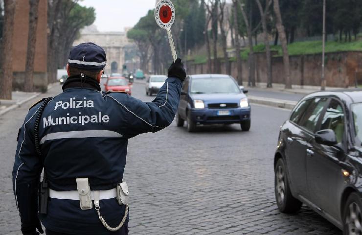 Polizia municipale al posto di blocco