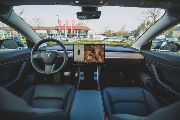 Interno di una Tesla