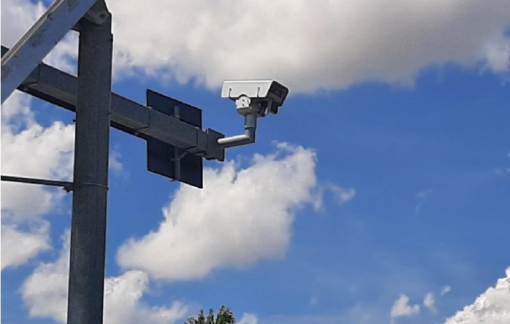 Autovelox davanti a un cielo blu