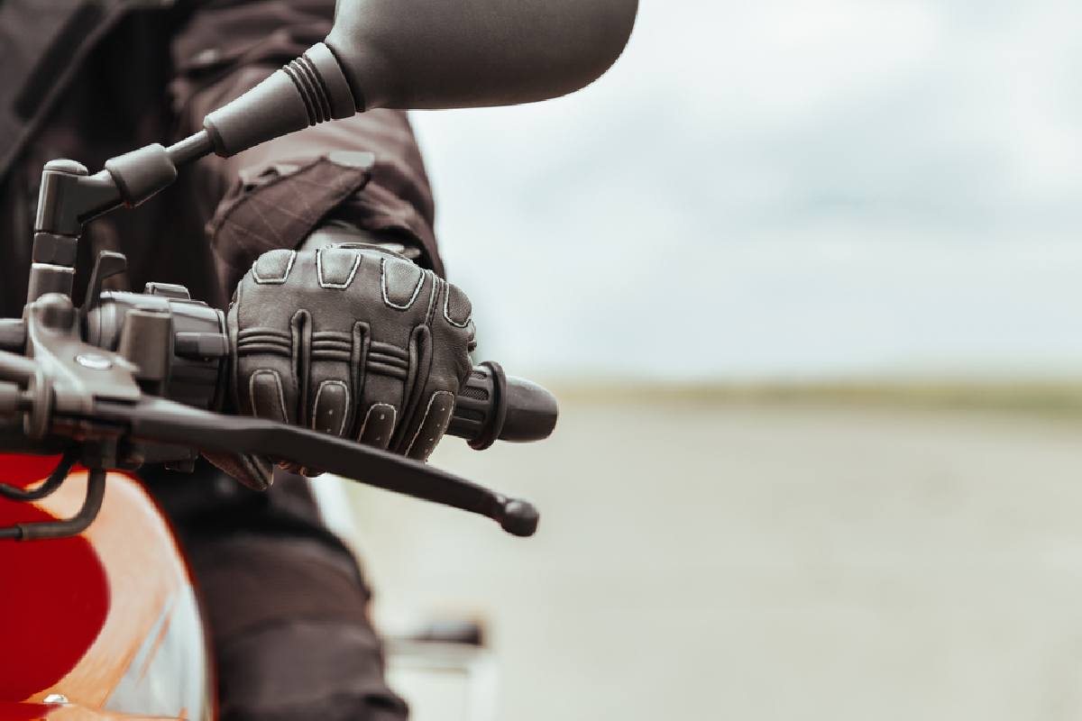 I guanti da moto sono un capo necessario per non farsi male alla guida