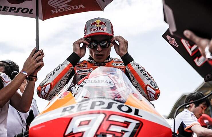 pilota Marc Marquez mette occhiali da sole mentre è sulla Honda