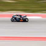 Pilota MotoGP corre su pista